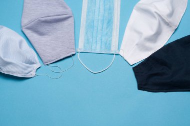 Tıbbi maske, mavi arka planda tıbbi koruyucu maske ve boş alan. Tek kullanımlık cerrahi maske. Sağlık sigortası Coronavirus, covid-19 karantina, hijyen konsepti.