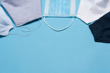 Tıbbi maske, mavi arka planda tıbbi koruyucu maske ve boş alan. Tek kullanımlık cerrahi maske. Sağlık sigortası Coronavirus, covid-19 karantina, hijyen konsepti.