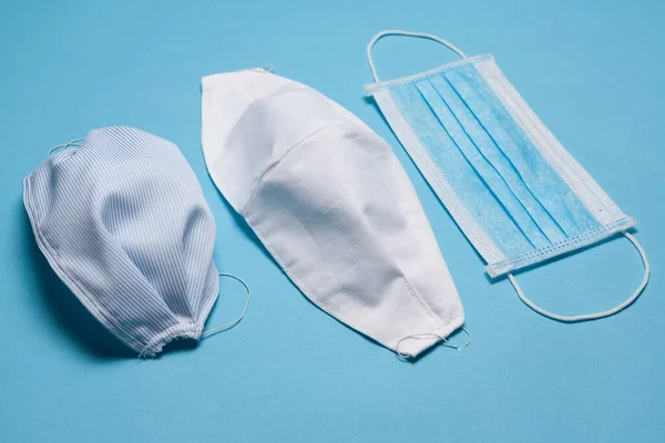 医疗面罩 蓝色背景的医疗保护面罩 有空隙 可处置的外科口罩 医疗保健 科罗纳韦勒斯 Covid 19检疫 卫生概念 — 图库照片