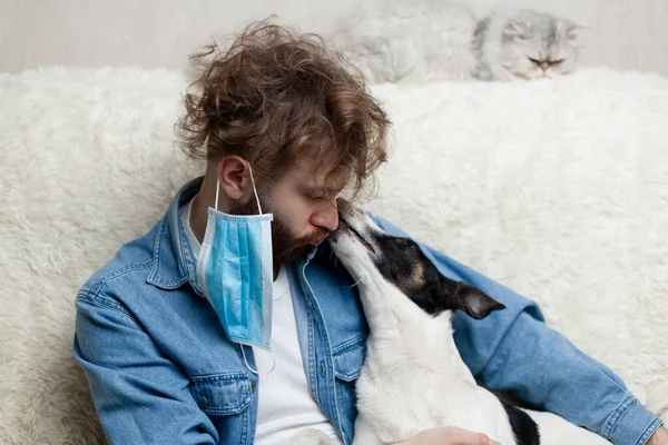 Evcil Hayvanıyla Evde Bir Kanepede Oturan Bir Adam Karantina Koronavirüsü — Stok fotoğraf