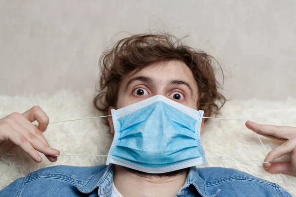 Retrato Tipo Com Uma Máscara Médica Que Cheira Mal Cheira — Fotografia de Stock