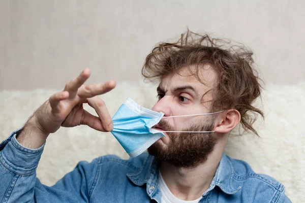 Retrato Tipo Con Una Máscara Médica Que Apesta Mal Olor — Foto de Stock