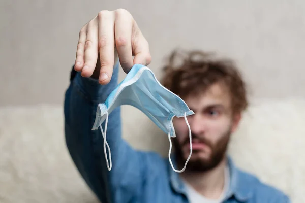 Retrato Tipo Con Una Máscara Médica Que Apesta Mal Olor — Foto de Stock