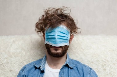 Evde karantinada yalnız bir adam var. Evde kalmak seni üzüyor ve delirtiyor. Ev izolasyonu ve bunun bir insanın psikolojik sağlığı için sonuçları.