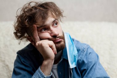 Evde karantinada yalnız bir adam var. Evde kalmak seni üzüyor ve delirtiyor. Ev izolasyonu ve bunun bir insanın psikolojik sağlığı için sonuçları.