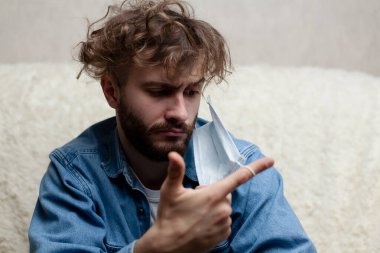 Evde karantinada yalnız bir adam var. Evde kalmak seni üzüyor ve delirtiyor. Ev izolasyonu ve bunun bir insanın psikolojik sağlığı için sonuçları.