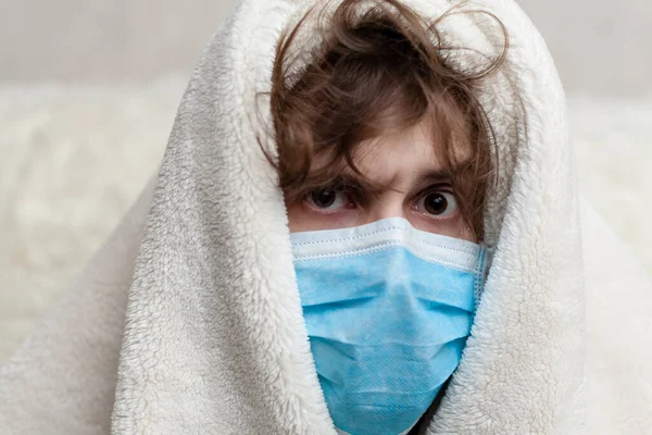 Cara Assustado Com Uma Máscara Médica Está Sentado Casa Quarentena — Fotografia de Stock