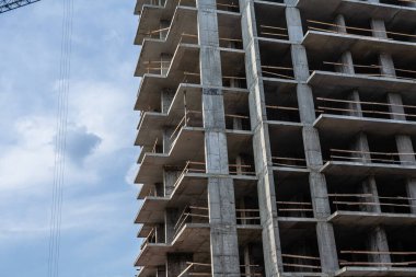 İnşaat karantinada. İnşaatın durdurulmasının kavramsal fotoğrafı. Bitmemiş ev.