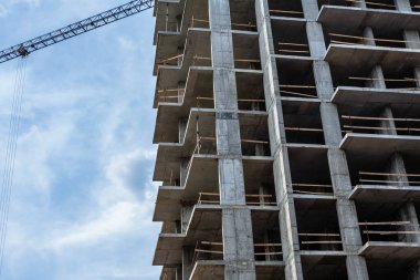 İnşaat karantinada. İnşaatın durdurulmasının kavramsal fotoğrafı. Bitmemiş ev.