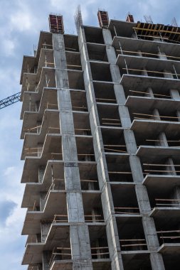 İnşaat karantinada. İnşaatın durdurulmasının kavramsal fotoğrafı. Bitmemiş ev.