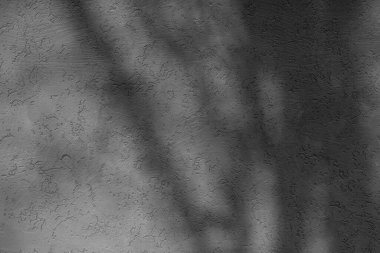 Soyut desenleri ve pürüzlülüğü olan siyah bir duvarın makro dokusu. Gün ışığında siyah arkaplan duvarı.