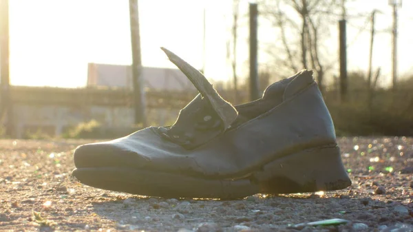 Una Vieja Bota Medio Basura Urbana Yace Pavimento Bajo Los — Foto de Stock