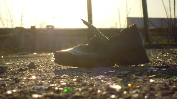 Ein Alter Stiefel Inmitten Des Städtischen Mülls Liegt Auf Dem — Stockfoto