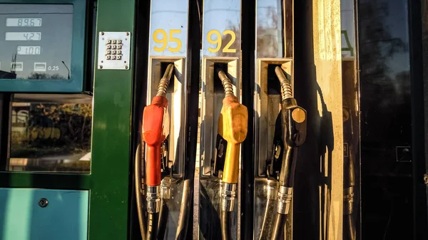 Близько Трьох Паливних Форсунок Бензину Дозаправки Світло Сонця Поїздка Машині — стокове фото