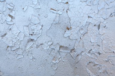 Eski boyanmış duvarın dokusu çatlaklar ve pürüzlerle kaplıdır. Çatlaklı eski bir boyanın stok fotoğrafı. Gümüş boya, krom rengi.