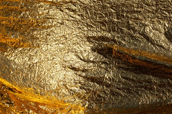 薄く砕いたホイルのシートの質感 しわのあるホイルの背景 ストックフォト箔 金クロム色 — ストック写真