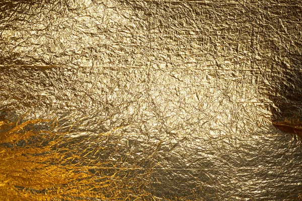 Textur Tunn Hopskrynklad Folieskiva Rumpad Folie Bakgrund Lagerfotofolie Guld Krom — Stockfoto