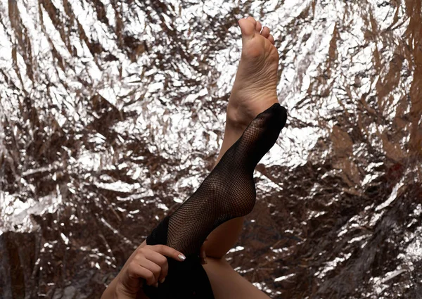 Ağlı Tayt Içinde Güzel Kadın Bacakları Borsa Tarzı Siyah Örgü — Stok fotoğraf
