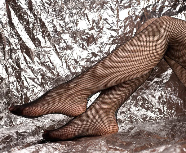 Piękne Kobiece Nogi Siatkowych Rajstopach Stock Fashionable Czarne Siateczki Rajstopy — Zdjęcie stockowe
