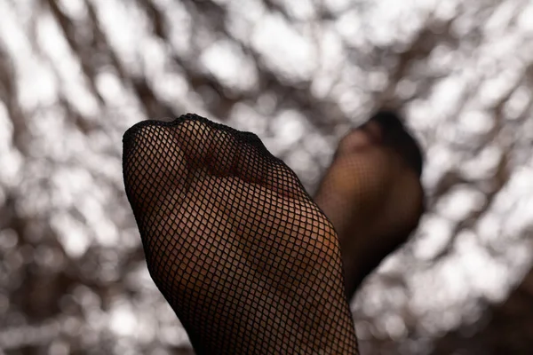 Schöne Weibliche Füße Netzstrumpfhosen Archivfoto Modische Schwarze Netzstrumpfhosen Und Sexy — Stockfoto