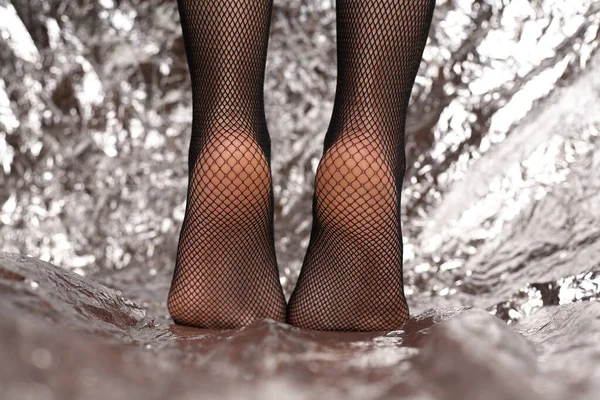 Όμορφα Γυναικεία Πόδια Δικτυωτό Καλσόν Στοκ Φωτογραφία Μοντέρνα Μαύρο Πλέγμα — Φωτογραφία Αρχείου