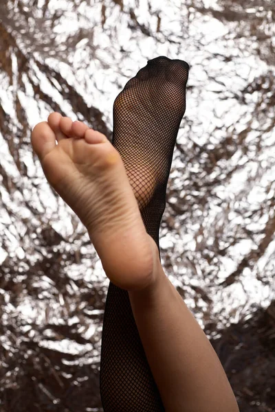 Vackra Honfötter Nätstrumpbyxor Lagerfoto Fashionabla Svarta Mesh Tights Och Sexiga — Stockfoto