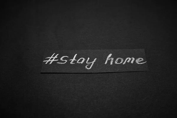 Bleiben Sie Hause Text Headline Inschrift Auf Schwarzem Papier Hintergrund — Stockfoto