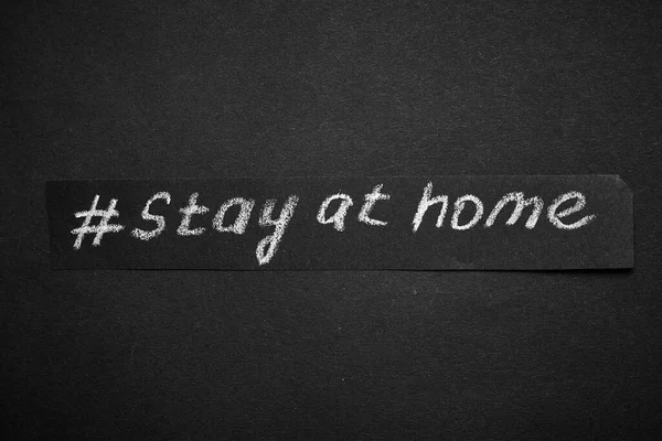 Bleiben Sie Hause Text Headline Inschrift Auf Schwarzem Papier Hintergrund — Stockfoto