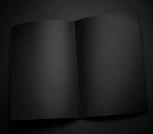 Caderno Preto Branco Uma Mesa Preta Foto Mockup Modelo Capa — Fotografia de Stock