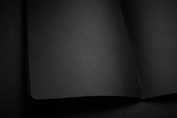 Cuaderno Negro Blanco Una Mesa Negra Foto Maqueta Plantilla Cubierta —  Fotos de Stock