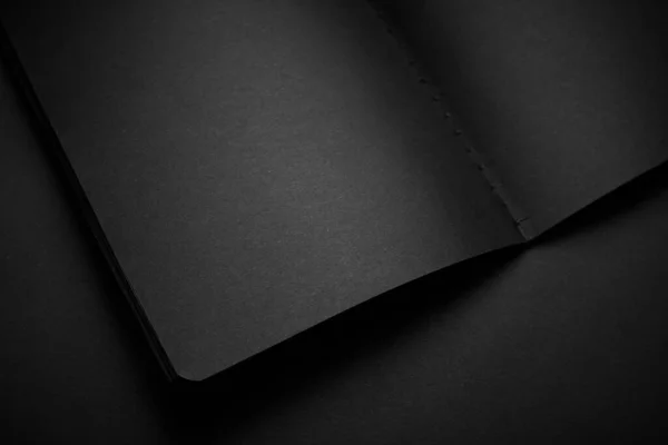 Cuaderno Negro Blanco Una Mesa Negra Foto Maqueta Plantilla Cubierta —  Fotos de Stock