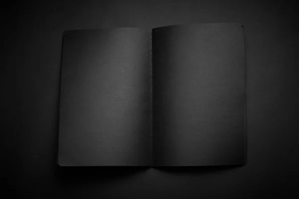 Blanco Zwart Notitieboekje Een Zwarte Tafel Mockup Foto Blanco Zwarte — Stockfoto