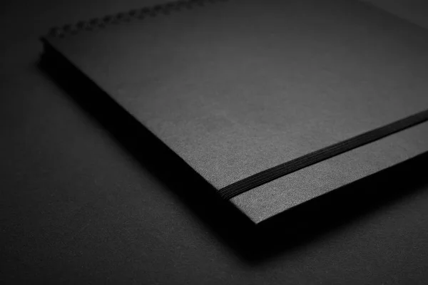 Caderno Preto Branco Uma Mesa Preta Foto Mockup Modelo Capa — Fotografia de Stock