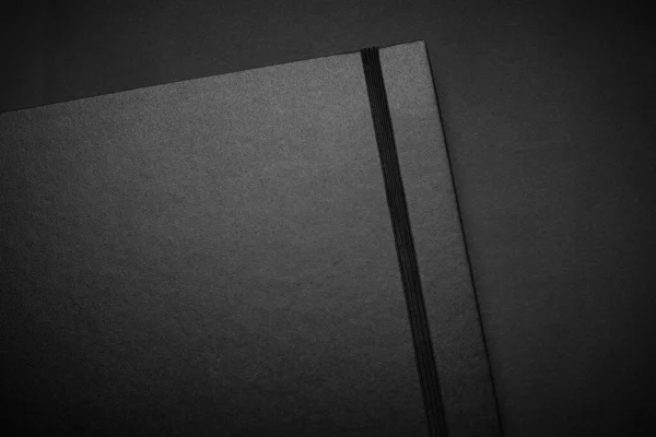 Cuaderno Negro Blanco Una Mesa Negra Foto Maqueta Plantilla Cubierta — Foto de Stock