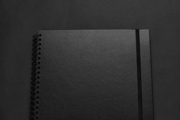 Caderno Preto Branco Uma Mesa Preta Foto Mockup Modelo Capa — Fotografia de Stock