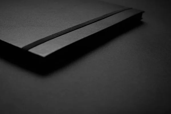 Leeres Schwarzes Notizbuch Auf Schwarzem Tisch Attrappe Leere Schwarze Einband — Stockfoto
