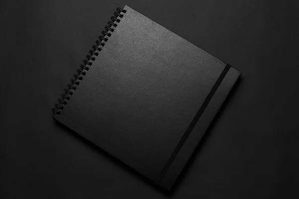 Caderno Preto Branco Uma Mesa Preta Foto Mockup Modelo Capa — Fotografia de Stock