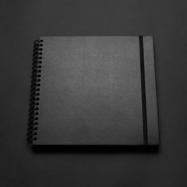 Blocco Note Nero Bianco Tavolo Nero Foto Mockup Modello Copertina — Foto Stock