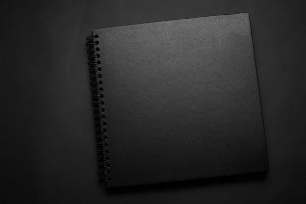 Чистый Черный Блокнот Черном Столе Макет Фото Бланширующая Черная Обложка — стоковое фото