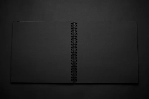 Cuaderno Negro Blanco Una Mesa Negra Foto Maqueta Plantilla Cubierta — Foto de Stock