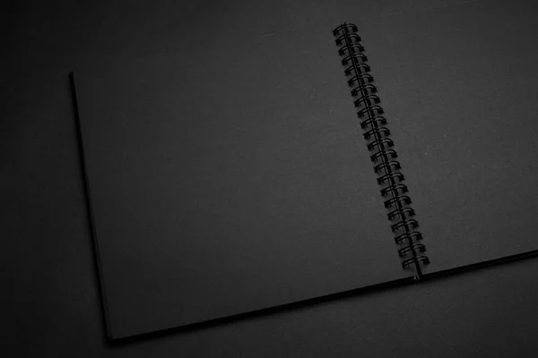 Cuaderno Negro Blanco Una Mesa Negra Foto Maqueta Plantilla Cubierta — Foto de Stock