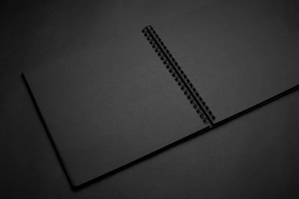 Leeres Schwarzes Notizbuch Auf Schwarzem Tisch Attrappe Leere Schwarze Einband — Stockfoto