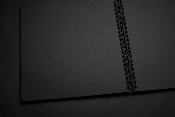 Blanco Zwart Notitieboekje Een Zwarte Tafel Mockup Foto Blanco Zwarte — Stockfoto
