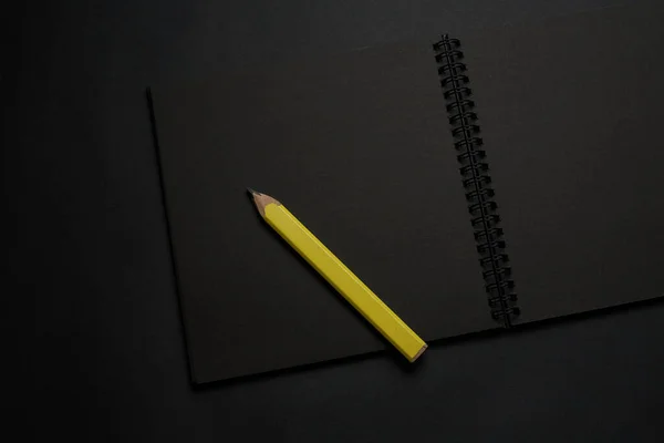 Cuaderno Negro Blanco Una Mesa Negra Foto Maqueta Plantilla Cubierta —  Fotos de Stock