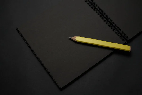 Caderno Preto Branco Uma Mesa Preta Foto Mockup Modelo Capa — Fotografia de Stock