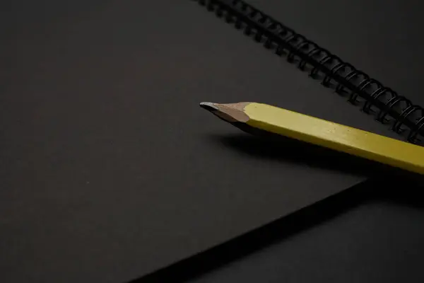 黑色桌子上的空白黑色笔记本 模仿照片 空白黑色封面模板与复制空间的设计 黑色在黑色 最小的设计概念 — 图库照片
