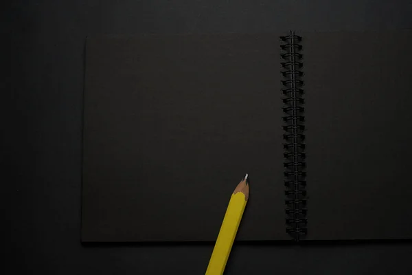 Caderno Preto Branco Uma Mesa Preta Foto Mockup Modelo Capa — Fotografia de Stock