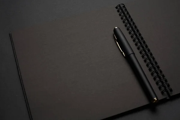 Caderno Preto Branco Uma Mesa Preta Foto Mockup Modelo Capa — Fotografia de Stock