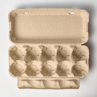 Karton yumurta tepsisi beyaz arka planda izole edilmiş. Yumurta paketleme üst görünümü. Boş yumurta kutusu, aç..