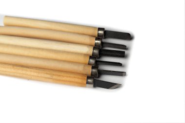 Beyaz arka planda izole edilmiş ahşap oyma aletleri. Çeşitli kesikler.